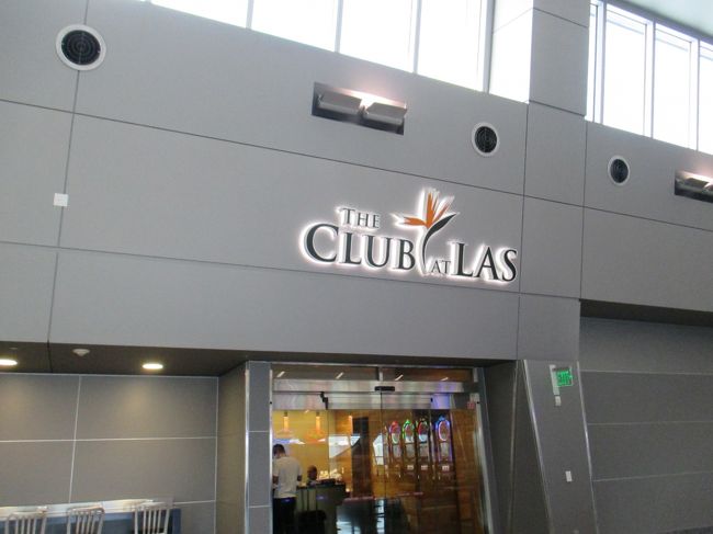 無事に超過料金を払わずに済みました。時間まではプライオリティーパスで入れるここで時間をつぶします。