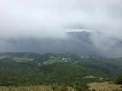 駒ケ岳ロープウェイで山頂に行きました。
この日の気温は12度で寒いくらいでした。写真の通りすごく曇ってました…
芦ノ湖の眺めが良かったです。また、山頂には箱根神社の奥宮(だったかな)がありましたのでお参りしておみくじを引きました。大吉～。

このあと、御殿場で蒲鉾やちくわを買って帰宅しました。


反省点
・良く調べなかったので1日目、2日目の昼食をどうするかすごく迷った…
・元箱根港ではなく箱根港まで車で行けば無料駐車場があったみたいだ。
・芦ノ湖の遊覧船は海賊船と普通の船の2種類が運航しており、停泊する港が少し違ったりするようです。
(駒ケ岳ロープウェイや箱根水族館へは普通の船の遊覧船じゃないといけません。今回は車で行っています。)
