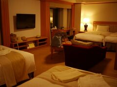 4/1前日～関空入り
　ホテル日航関西空港
　フロントから2つのエスカレータを使い部屋へ
　ひろ～い