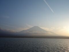 再度湖畔に行き、夕焼けを眺めました。