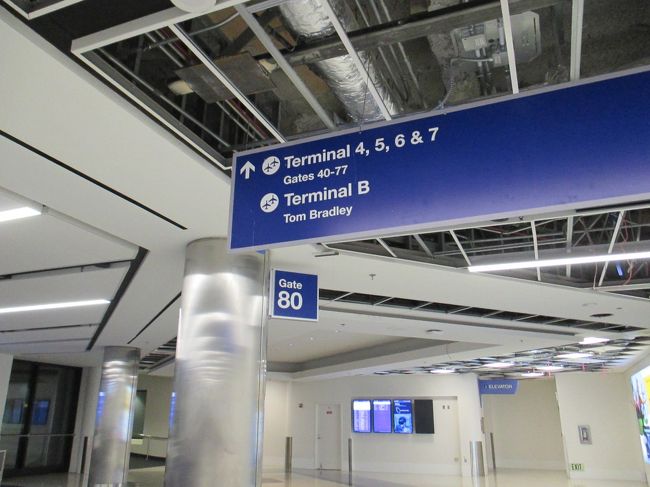 １時間でロサンゼルス到着。次のフライトまで４時間あるので、乗り継ぎは余裕です。<br />