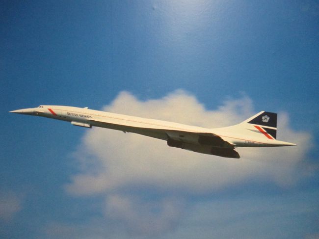 ターミナル７からトムブラットレイターミナルまでは歩きます。<br />屋内のエアコンの効いたコンコースです。ただ遠い遠い。両壁には色々な写真が展示してあります。写真はBAのコンコルド。超音速機ですね。