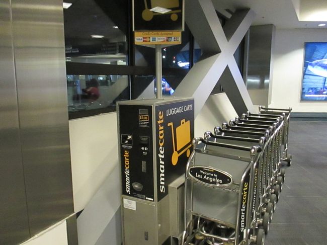 カートの利用に5ドルかかりますが、荷物持って歩くよりマシです。<br />これのおかげで約20分の距離も少しは楽でした。