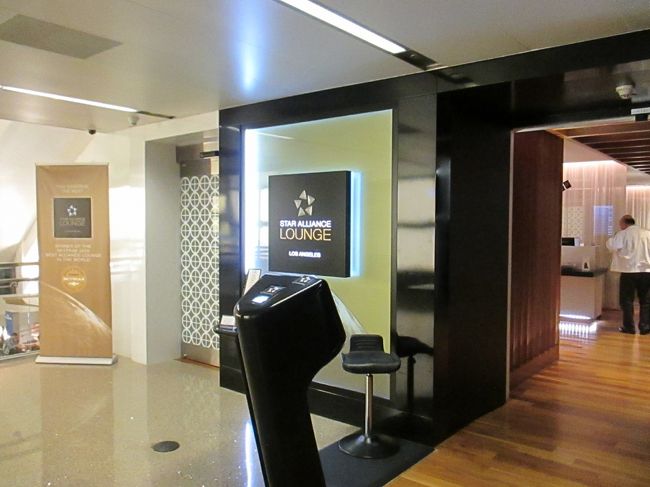 トムブラットレイターミナル到着。真っすぐにスターアライアンスゴールドラウンジへ。