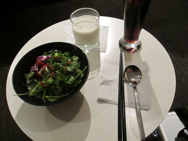 夕食はフォー。<br />そして搭乗前にシャワーでさっぱりしたら機内は寝るのみです。深夜便ですからね。