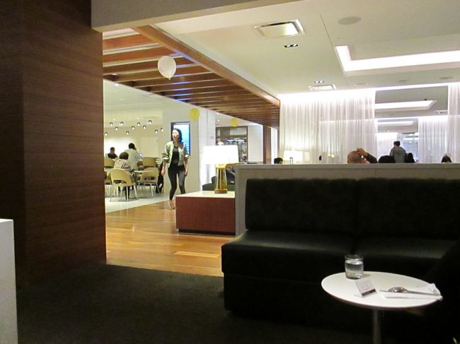 基本静かなラウンジですが、マナーの悪さと声の大きさが目立つのはあの国の人々ですね。ベガスもすごく増えたと雑談したエルメスの店員さんも言ってました。<br />他の国や周りを見て学習してもらいたいものです。