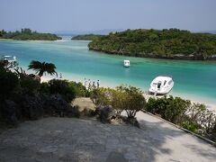 朝食を終え、車で川平湾近くの
シースマイルに行きます

そこで着替えて班ごとに（２人のインストラクターの元）車で海へ移動
到着後、２人ペアーでカヤックに乗り（漕ぎ方指導あり）

この川平湾は遊泳禁止区域なのでまえの島にカヤックで渡り
グラスボート何隻も通るので間を見てカヤックで一斉に湾を横切ります