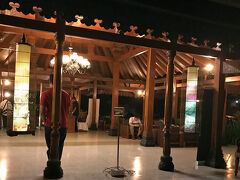 前の旅行記
【No.1】https://4travel.jp/travelogue/11247755


3日目。
ジョグジャカルタの朝です。
今日はめちゃくちゃ早起きです！

3時半にホテルを出発して、
ボロブドゥール遺跡のサンライズを見に行きます。
ジョグジャカルタからボロブドゥールまでは車で約1時間。


ボロブドゥール遺跡の敷地内にある、
「マノハラホテル」に到着。