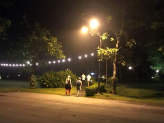 さぁ、マノハラホテルから懐中電灯を持って、
ボロブドゥール寺院へ出発！