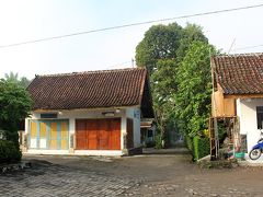 ボロブドゥール寺院のサンライズツアーを終え、
お次は同じボロブドゥール寺院遺跡群の一つ、
Candi Pawon（パオン寺院）へ。

小さな住宅地の中へ車を走らせると…