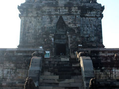 お次はCandi Mendut（ムンドゥッ寺院）へ。

ボロブドゥール寺院と同じ頃に建てられたとされる仏教寺院です。