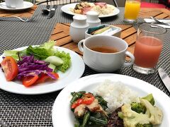 前の旅行記
【No.2】https://4travel.jp/travelogue/11247766



3日目。
早朝のボロブドゥールサンライズツアーから、
ジョグジャカルタのホテルに戻りました。
予定より早く帰れたので、
ホテルの朝食に間に合いました。


インドネシア料理を中心に食べましたが、
どれも美味しかったです。
生でも茹でても炒めても野菜が美味！



さすがに朝早かったので、
朝食後は、シャワーを浴びて一休み…
午後からはまた、プランバナン寺院群をなどを巡る現地ツアーに参加するので体力回復に努めます。