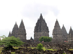 美味しいコーヒーを飲んだ後は、
いよいよCandi Prambanan（プランバナン寺院）へ。

9世紀頃に建てられた、
インドネシア最大のヒンドゥー寺院です。
ヒンドゥー教の3大主神、
ブラフマー神、ヴィシュヌ神、シヴァ神が祀られています。