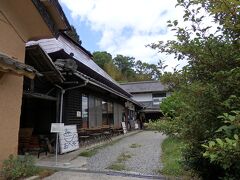 今日のランチは世羅町にある「おへそカフェ」。
古民家をリノベーションされたお店です。
もう何年も前から行ってみたいと思っていて、やっと実現しました。
※おへそカフェHP
http://www.ohesocafe.com/

しかし「久井の岩海」からカフェまでの道のりが大変で、ナビが指示する道はすごく狭くて車に傷が付きそうなほど。
その道を後戻りしたり、もう少し広い道はないか別のルートを探していたら、予約の時間に遅れてしまった(T_T)
途中で電話を入れておいたので、席は確保して下さっていましたが、焦りました。
