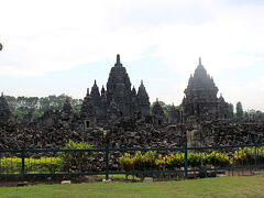 Candi Sewu（セウ寺院）です。
プランバナン寺院から1kmくらい離れています。
セウとは「千の」という意味らしいです。

建築構造はプランバナン寺院とよく似ていますが、
こちらは仏教寺院で、
ボロブドゥール寺院に次いで、
2番目に大きい仏教寺院でもあります。
