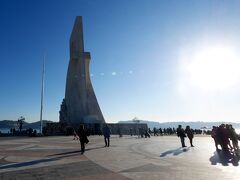 地下道を越えて発見のモニュメント