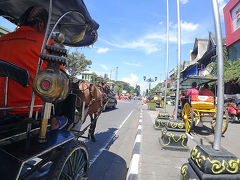 今日は特に何の予定も入れてなくて、
ノープランな1日なのです。

とりあえず、王宮の方へ行ってみようとホテルを出たら、
ちょうど、アンドンと呼ばれる馬車がいたので、
馬車に乗ってクラトン（王宮）へ。
マリオボロ通りをずーっと進みます。