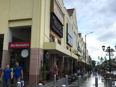 両替が済んで外に出たら、
雨はやんでました。

歩いてマリオボロモールへ。
食料品売場で、サンバルとかチリソースとかご当地調味料を買いました。

その後、マリオボロ通り沿いにあった、
「KAKIKU」というマッサージ屋さんへ。
60分、Rp85,000（約700円）と激安です。