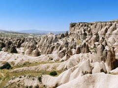 カッパドキア（Cappadocia）【世界遺産】

トルコの首都アンカラの南東にあるアナトリア高原の火山によってできた大地。
古代噴火によって堆積した火山灰や岩が長い歳月をかけ浸食されて生まれた、大自然が織りなすこの景観を見るために世界中から多くの観光客が訪れます。

なお、Cappadociaとは、ペルシア語で「美しい馬の地」という意味だそうで、紀元前15～12世紀、古代オリエントの王国、ヒッタイトの中心地として栄えた後、4世紀頃にローマ帝国の迫害から逃れてきたキリスト教徒が移り住み、地下都市や、岩窟教会を作ったと言われているそうです。
その後7世紀頃に始まったイスラム教徒の侵攻から、カッパドキアに住むキリスト教徒は増え続け、約6万人に達したんだって。

いや～、まさに地球の神秘っすね～。

というか、なんといってもまぁ、

暑ぃ!!o(｀Д´#三#｀Д´)o暑ぃ!!

道のアスファルトが溶けてるぐらい暑いっす。(マジな話)
日本のような蒸し暑さは全くないのですが、日射しがめっっっちゃくちゃ強い!!突き刺されるような暑さです。とにかく暑いです。

水分補給と帽子は夏のカッパドキアの必需品です。
っつか、無いとマジ死活問題です。