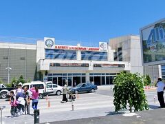 【カイセリ国際空港】

トルコ内、いや、世界有数の世界遺産観光地『カッパドキア』の玄関口なのですが、めっさ小さいです。
荷物のターンテーブルも、国内・国際線各2レーンしかありません。

ちなみに国際線乗り継ぎで、イスタンブールで荷物を受け取らずに到着した場合、トランクなどの荷物は『国際線』の所に出ます。
乗客と一緒に荷物を待っていても、自分のが出てこない場合は、焦らずに係員さんに聞いてみて下さい。そう言う方が他にもいるはずなので、皆一緒に国際線の方に案内してくれます。

そしてここからいつものようにレンタカーで出発。
今回、なんと、新車中の新車、走行距離『0km』という超新車。

いくら親日国家とはいえ、どこの馬の骨ともわからないような(わかってるけど)、自国民でも無いアジアの片隅の人間に新車貸して、不安じゃないんだろうか。

しかし、さすがトルコ。新車なのに、すでに(外側が)埃まみれ。

「新車だから、洗車してないんだよね」

ってレンタカー会社の人が言ってたけど、その理由、おかしくないか(;^_^A