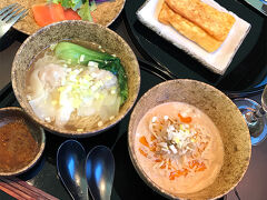羽田空港のキャセイのラウンジで朝ごはん。
ワンタン麺、担々麺、サラダ、フレンチトースト。