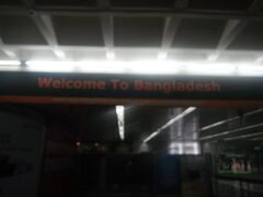スリランカ航空でバングラデシュの首都ダッカに到着！
ボロい空港です。
