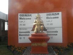 ビーマンバングラ航空に乗ってダッカからカトマンズに来ました！
なかなか雰囲気のある空港です。

色々な国の言葉がありますが、なぜ「ようこそ」がないのか、、、