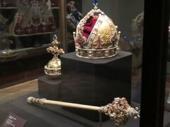王宮の次は「宝物館」へ。
ここもウィーンパスで入る事ができます。

こういう帝冠を生で見ることができ来て良かったです。