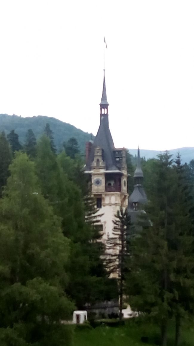 シナイア滞在4か目の朝です。何だか？分厚い雲が一面！でも！今日はペレシュ城のエクストラツアーが有るので、開館1時間前に順番取です。昨日はレギュラーツアーに参加しましたが、3階部が見たい！