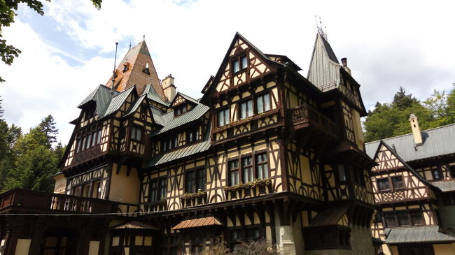 ペリショル城です。重厚感！