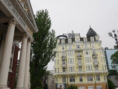 市民庭園に面した劇場（左手）。正面の黄色い建物は、王様にうまく取り入って、プライベートガーデンに接した所にまんまと豪邸を建てた銀行家の家なのだそうです。

明るいですが、実はもう夕飯時。
ホテル近くのブルガリア料理のお店に向かいます。