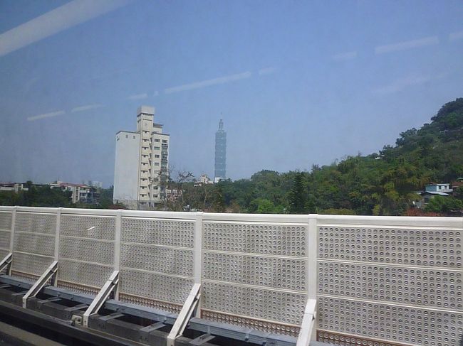 車窓の風景<br /><br />台北101が見えます