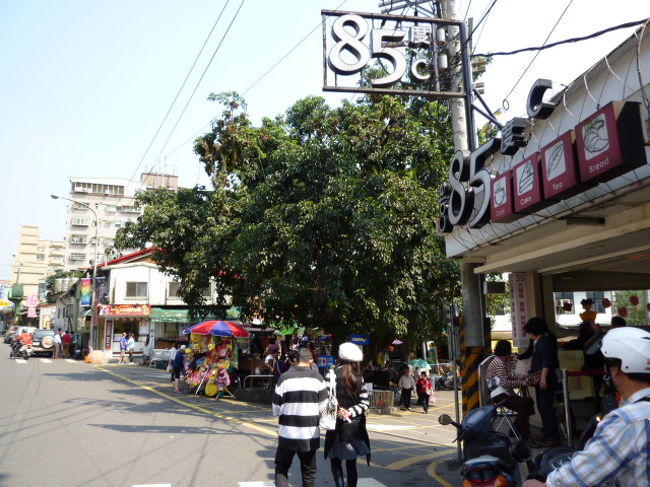 深抗老街入り口にある巨木