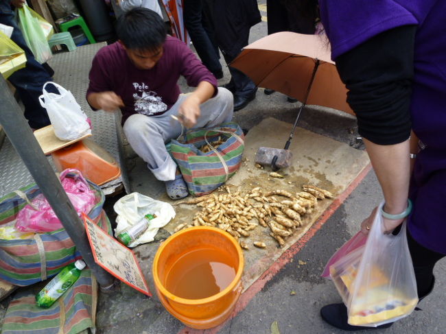 深抗老街 <br /><br />小さなタケノコを売っている