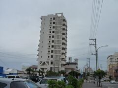 朝です。
天気は曇りだけど、朝食前にまずはお散歩。
写真のビルは泊まったホテルイーストチャイナシー