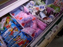 地元スーパー「タウンプラザかねひで」さん。
日曜日は売り出しらしく、駐車場いっぱいでした！

沖縄っぽい食材がいっぱいあって（←あたりまえだけど）楽しい♪

肉のコーナー、テビチーの材料が普通にある（←当たり前）。
売ってるお魚が青いよ？
スパム超安い。
ヤギスープ売ってる。
サンピン茶ＰＥＴ激安！
泡盛ももちろん取扱い。
写真はカップじゃなく、袋入りかき氷。初めて見た。