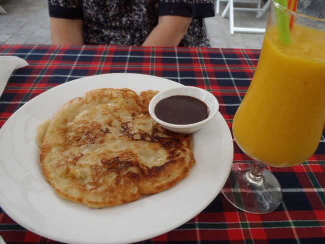 楽しみの朝食に・・・<br />パートナーのパンケーキ？と