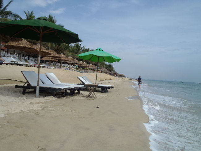 打ち寄せる波は穏やかで・・・