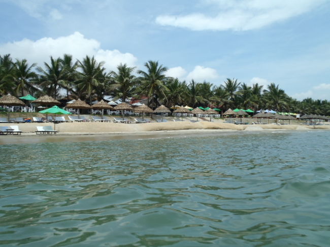 サンデッキの上で横になり甲羅干ししたりして、<br />のんびりと過ごす。