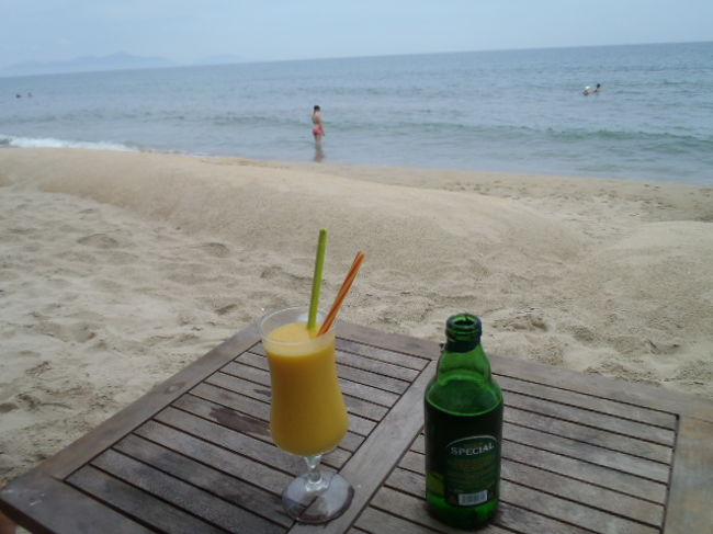 喉が渇くとすぐ後ろのレストランから冷たい飲み物を<br />持って来てもらい・・・