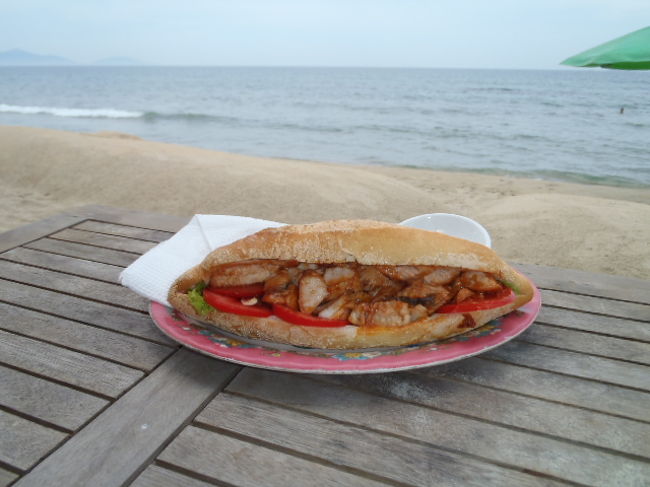昼ご飯はバイン・ミーとした。<br />昼からビーチサイドで冷たいビールを飲みながらのんびり過ごす日々は、<br />最高に贅沢！<br />此れが目的の毎回のビーチサイド・バカンス・・・