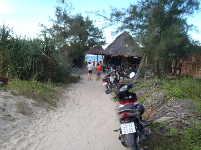 夕食前に、夕方、地元の人達が夕涼みの泳ぎを楽しみに来る、<br />ビーチの方へ行って見る・・・