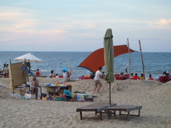 もう既に大勢の人達が・・・<br />大人も子どもはしゃいでいる感じ。