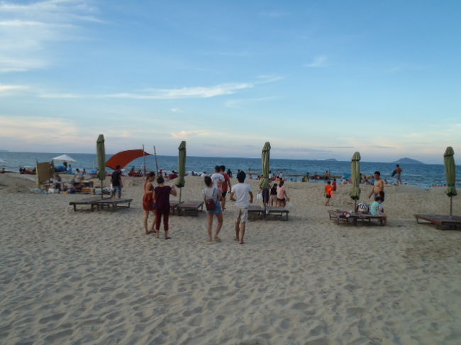 其々、泳ぎを楽しんだり・・・<br />ビールを飲みながら・・・