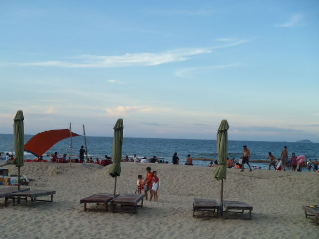 ビーチエリアの真ん中の部分をレストランやホテルの、<br />プライベートビーチとして使用しているので・・・