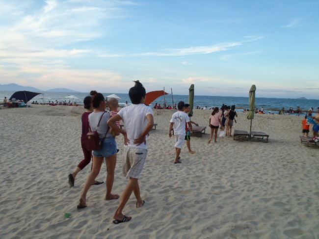 ビーチエリアの両サイドを地元の人達が利用しているよう感じで、<br />続々と大人の子供もビーチへ向かう・・・<br />