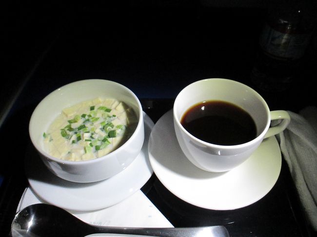 帰りは深夜便　01:20羽田空港行きです。羽田までは約11時間！<br />６時間位は寝ました。お腹が空いたので『うかい亭の豆腐』を頂きます。<br />チョー美味しい。それでもまだ５時間近くあります。