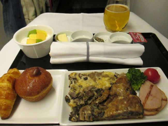 到着前の食事は洋食をチョイス。きのこのキッシュとフルーツヨーグルト。