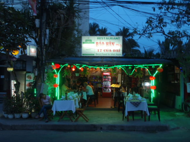 周囲が薄暗くなったので、<br />ビーチサイドの地元の人達の夕方の過ごし方を確認した後は、<br />今夜の夕食のお店探しに・・・