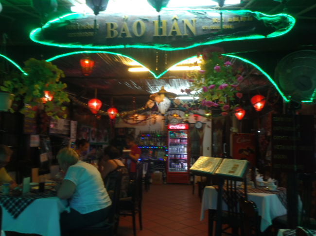 数件ある内の１軒のレストランに数組の欧米人が入っていたので、<br />今夜の夕食はこの店にして・・・